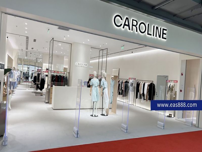 CAROLINE Clothing سٹور نے کیوبک بیوٹی کپڑوں کا اینٹی تھیفٹ ڈیوائس AM9800 انسٹال کیا